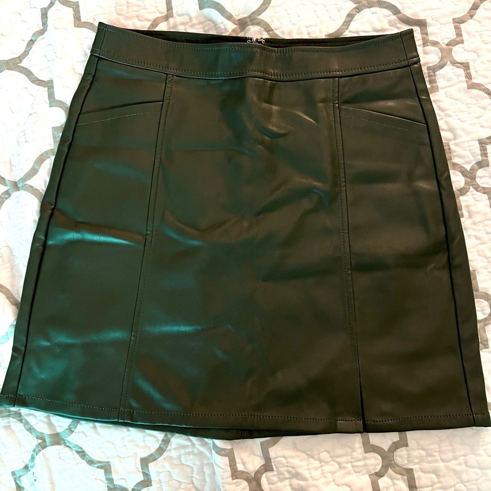 Loft faux leather pocket mini skirt (size 4)
